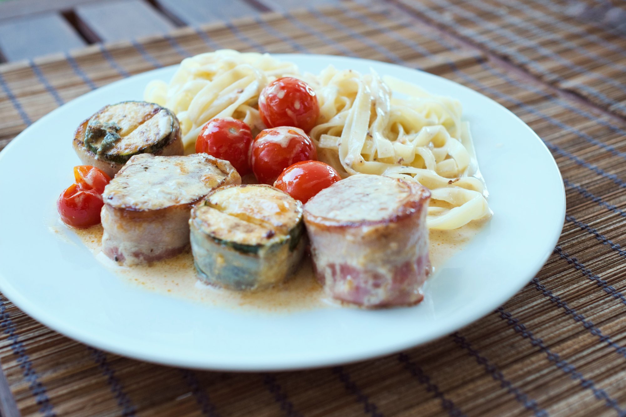 Schweine- und Zucchinimedailions in Gorgonzola-Sahnesauce